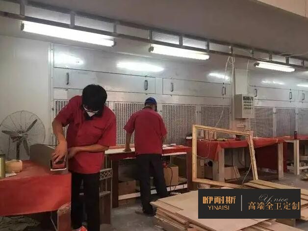 對拼好后的柜板用專業(yè)的拋光機(jī)進(jìn)行多次拋光 對拼好后的柜板用專業(yè)的拋光機(jī)進(jìn)行多次拋光