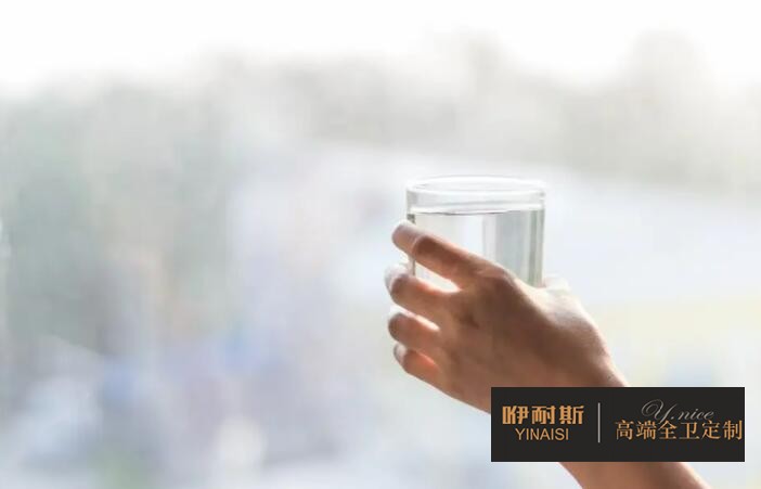 在鏡柜和主柜里,可以放上一杯水 在鏡柜和主柜里,可以放上一杯水