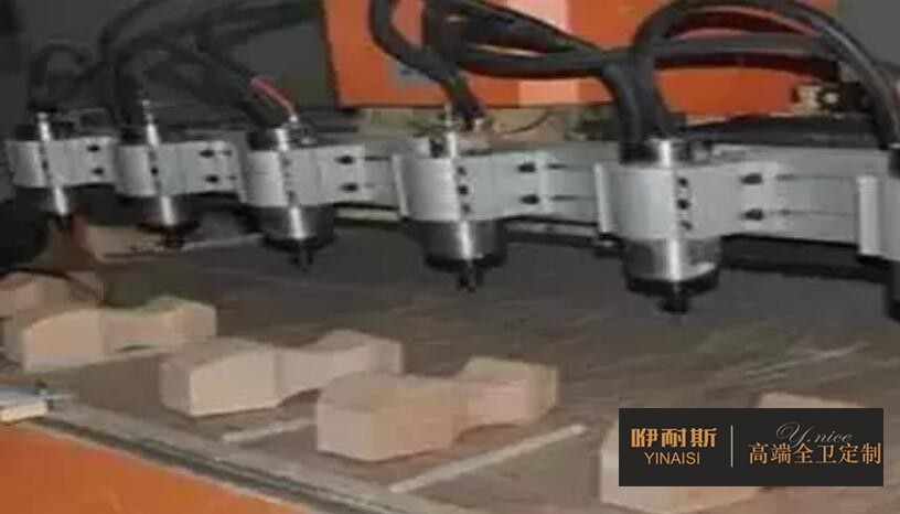 第四步:彎料鋸。彎料鋸及制作造型使木塊具備一定的曲線與規格。 第四步:彎料鋸。彎料鋸及制作造型使木塊具備一定的曲線與規格。