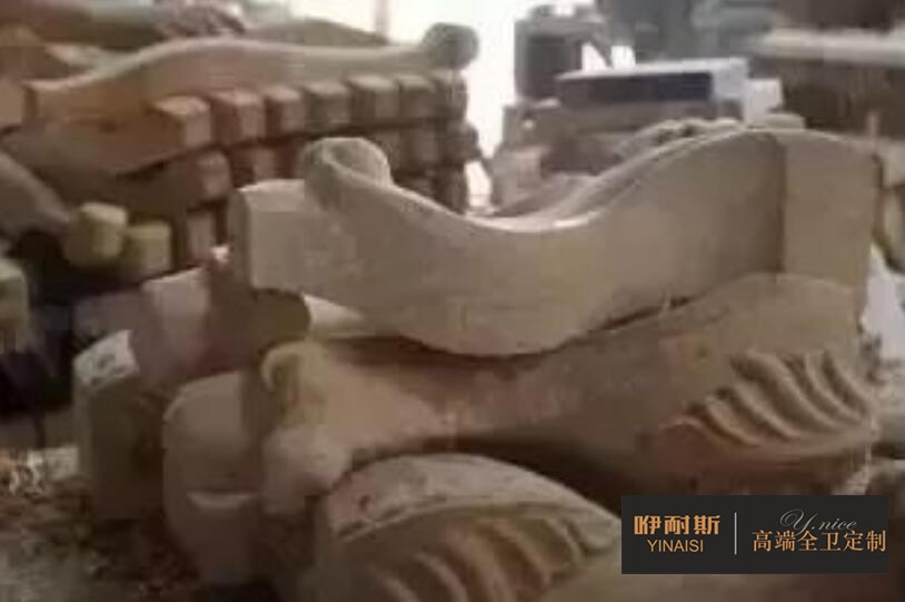 第六步:鑼機:以模具為原型,以刀具進行切削,形成更為完整與流暢的線條,規定了產品的形狀。 第六步:鑼機:以模具為原型,以刀具進行切削,形成更為完整與流暢的線條,規定了產品的形狀。