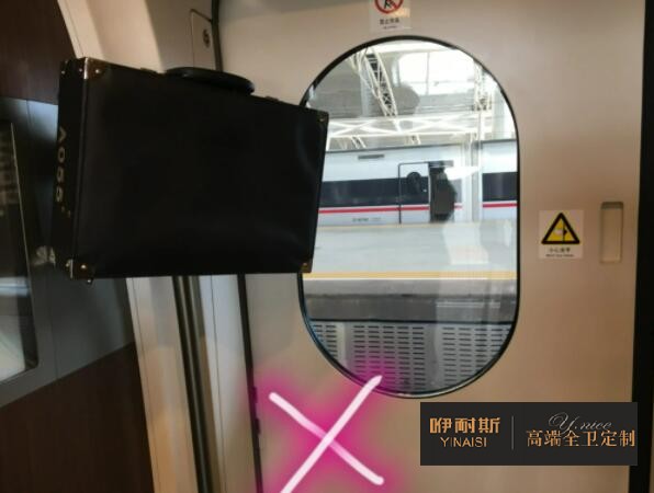 平穩放置物品，較重的物品應放置在浴室柜底柜底層;吊柜內不易放置過重物品