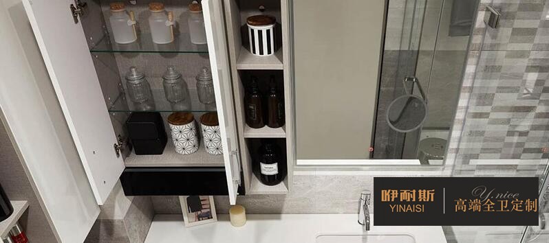 掛墻式浴室柜設(shè)計，精致的雕刻增添了優(yōu)雅和魅力。兩個開放式貨架解決“必備品”清單上的任何產(chǎn)品，存放和拿取都方便。