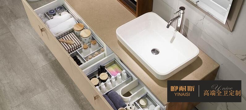 掛墻式浴室柜半開放設(shè)計，儲物空間強(qiáng)大;開放式貨架是將日常用品變成裝飾品的好方法，拿取便利，同時也豐富了衛(wèi)生間的收納。