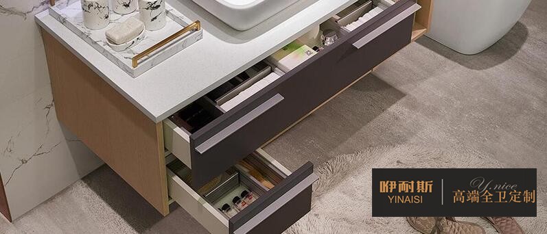 開放式存儲是一種日益增長的浴室趨勢，不管是小戶型還是大戶型都適用。